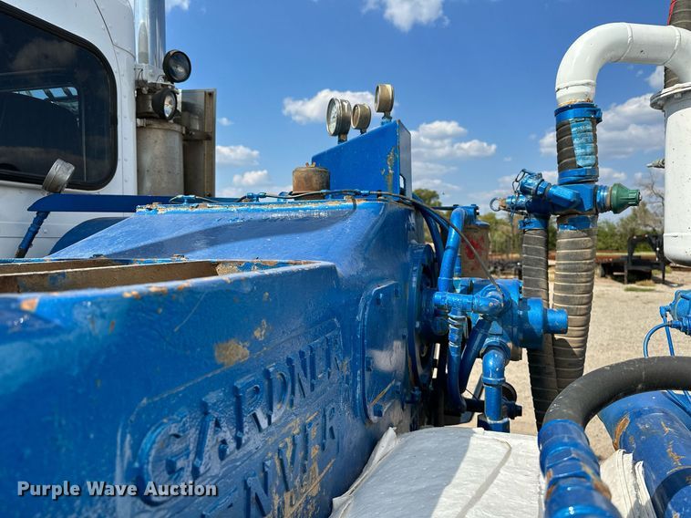 image for item NQ9364 1998 Peterbilt  379 vacuum/pump truck