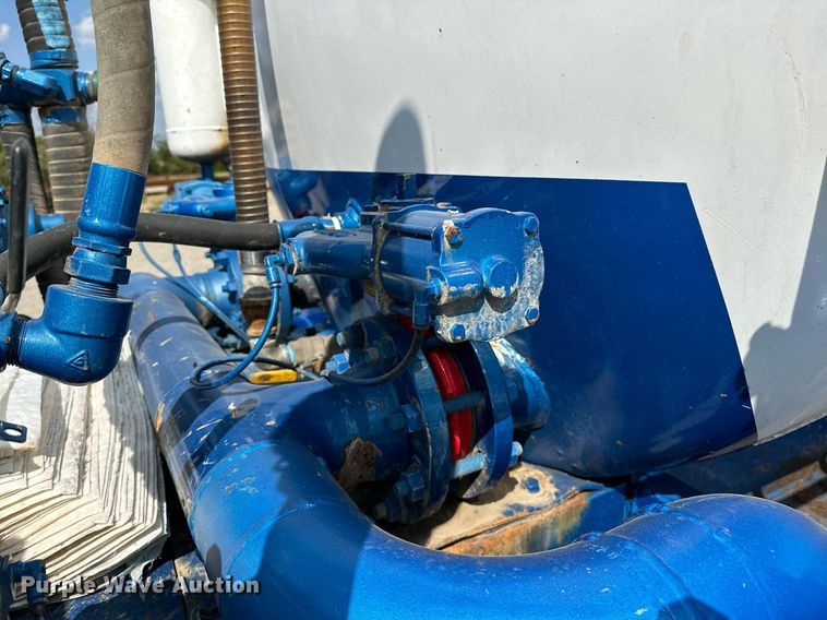 image for item NQ9364 1998 Peterbilt  379 vacuum/pump truck