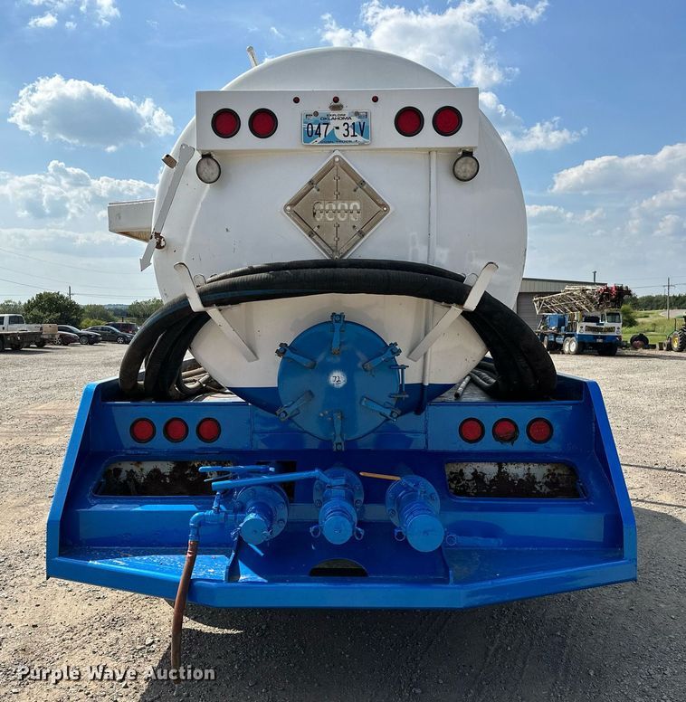 image for item NQ9364 1998 Peterbilt  379 vacuum/pump truck