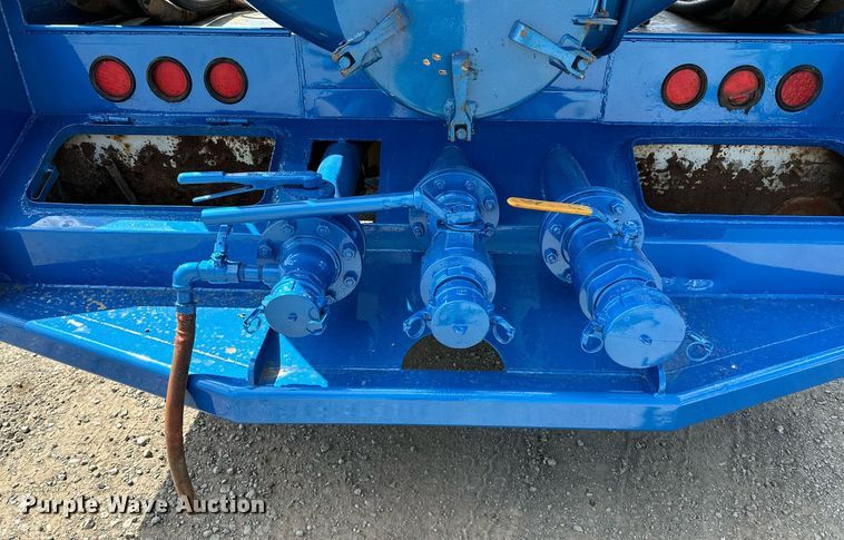 image for item NQ9364 1998 Peterbilt  379 vacuum/pump truck