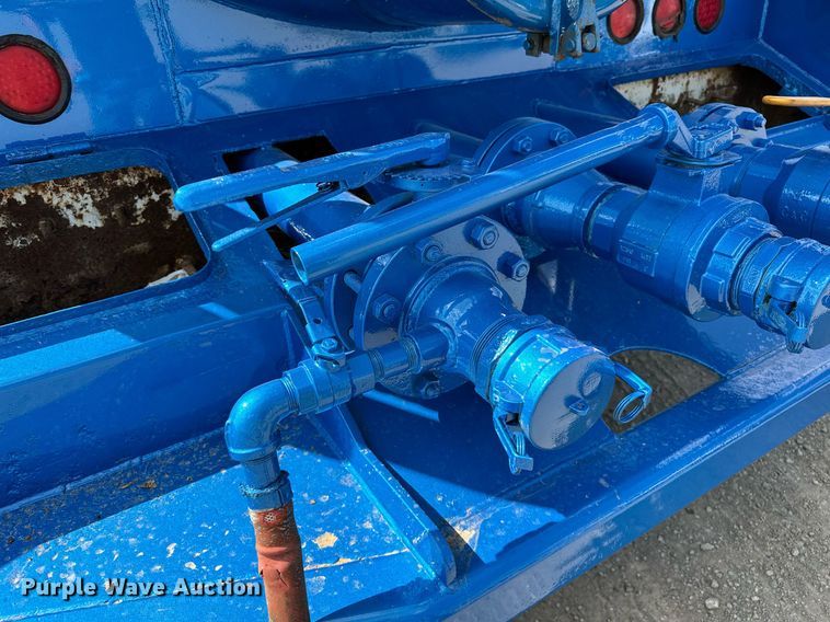 image for item NQ9364 1998 Peterbilt  379 vacuum/pump truck