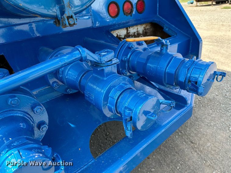image for item NQ9364 1998 Peterbilt  379 vacuum/pump truck