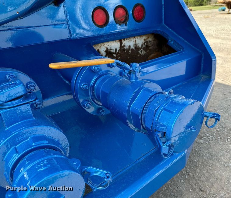 image for item NQ9364 1998 Peterbilt  379 vacuum/pump truck