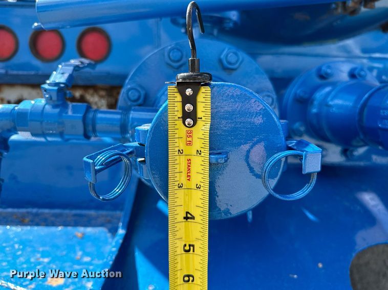 image for item NQ9364 1998 Peterbilt  379 vacuum/pump truck
