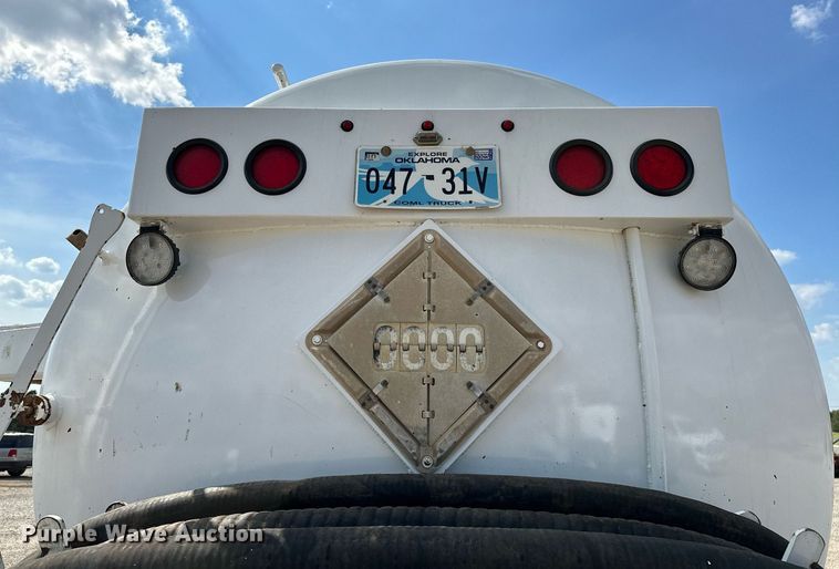 image for item NQ9364 1998 Peterbilt  379 vacuum/pump truck