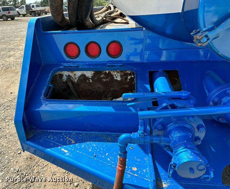 image for item NQ9364 1998 Peterbilt  379 vacuum/pump truck