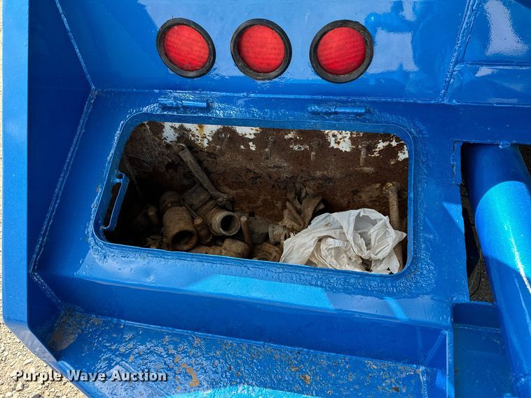 image for item NQ9364 1998 Peterbilt  379 vacuum/pump truck
