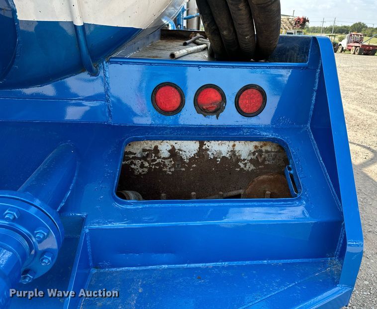 image for item NQ9364 1998 Peterbilt  379 vacuum/pump truck