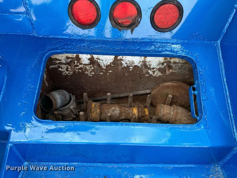 image for item NQ9364 1998 Peterbilt  379 vacuum/pump truck