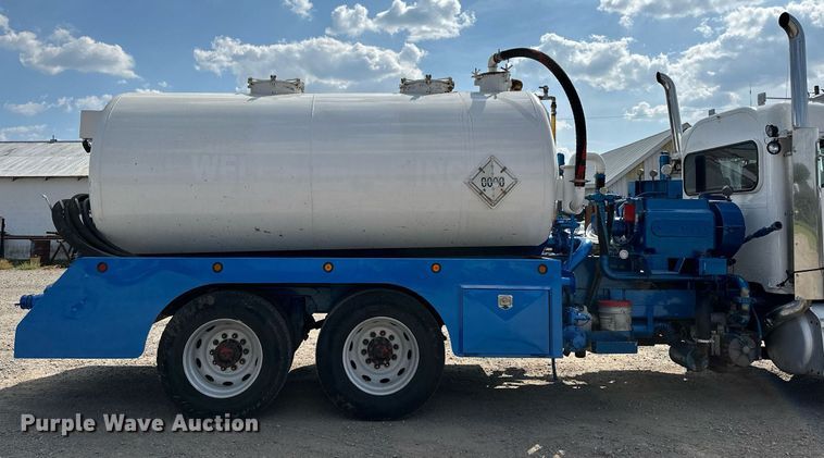 image for item NQ9364 1998 Peterbilt  379 vacuum/pump truck