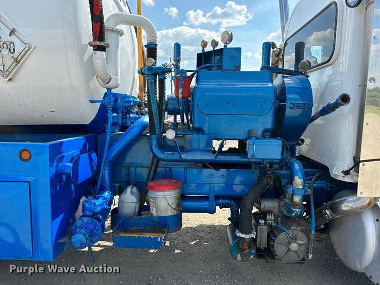 image for item NQ9364 1998 Peterbilt  379 vacuum/pump truck