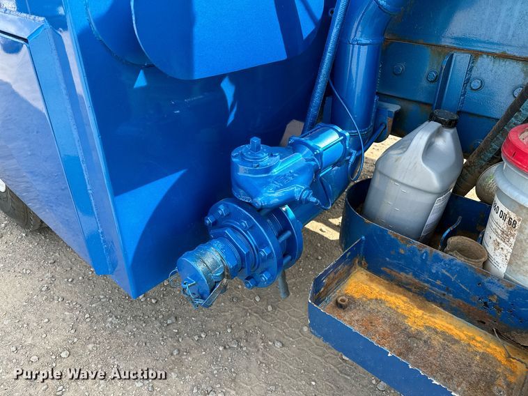 image for item NQ9364 1998 Peterbilt  379 vacuum/pump truck