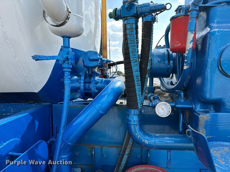 image for item NQ9364 1998 Peterbilt  379 vacuum/pump truck