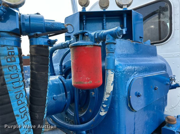 image for item NQ9364 1998 Peterbilt  379 vacuum/pump truck