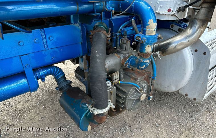 image for item NQ9364 1998 Peterbilt  379 vacuum/pump truck