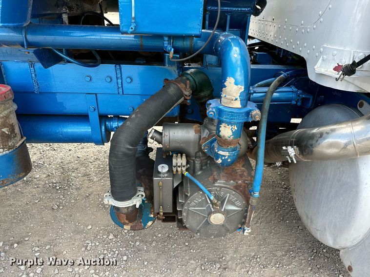 image for item NQ9364 1998 Peterbilt  379 vacuum/pump truck
