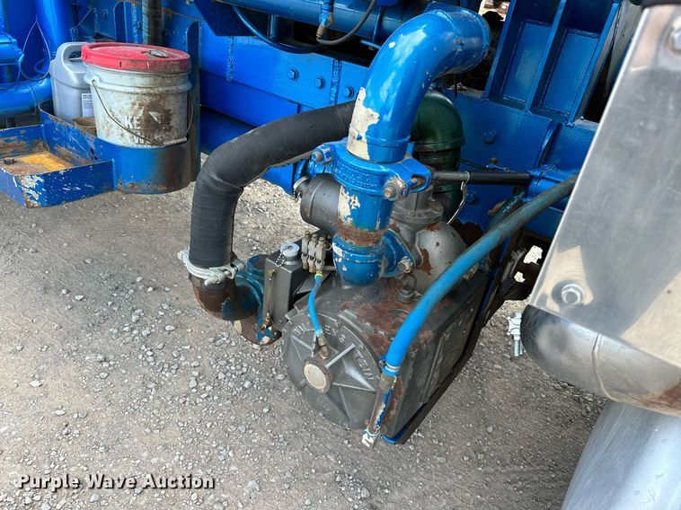 image for item NQ9364 1998 Peterbilt  379 vacuum/pump truck