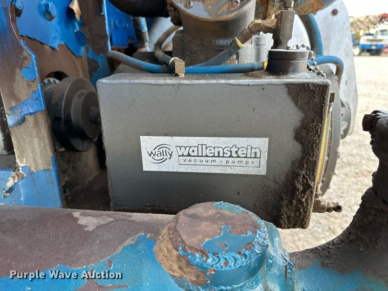 image for item NQ9364 1998 Peterbilt  379 vacuum/pump truck