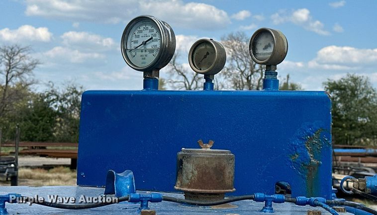 image for item NQ9364 1998 Peterbilt  379 vacuum/pump truck