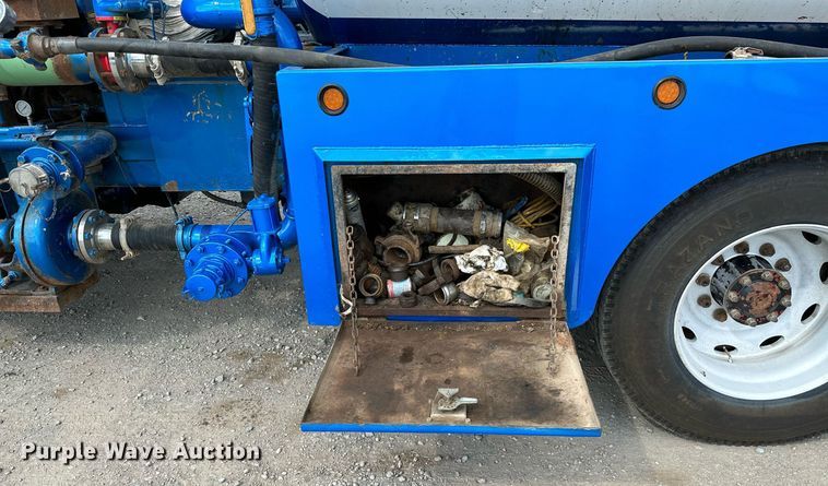 image for item NQ9364 1998 Peterbilt  379 vacuum/pump truck