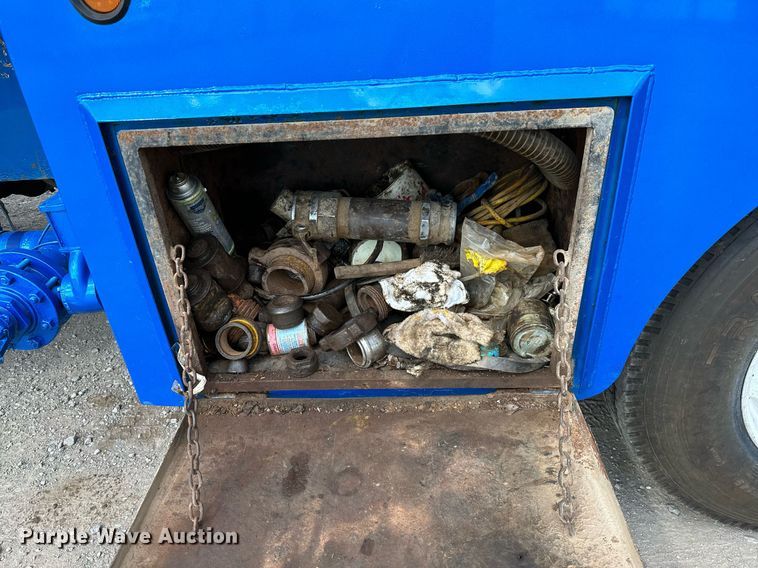 image for item NQ9364 1998 Peterbilt  379 vacuum/pump truck