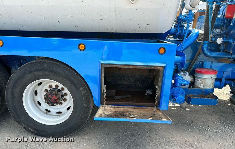 image for item NQ9364 1998 Peterbilt  379 vacuum/pump truck
