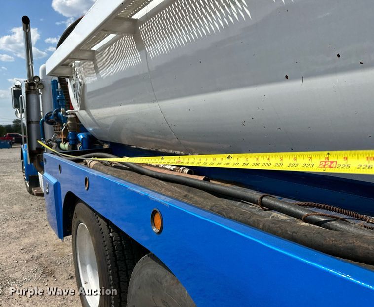 image for item NQ9364 1998 Peterbilt  379 vacuum/pump truck
