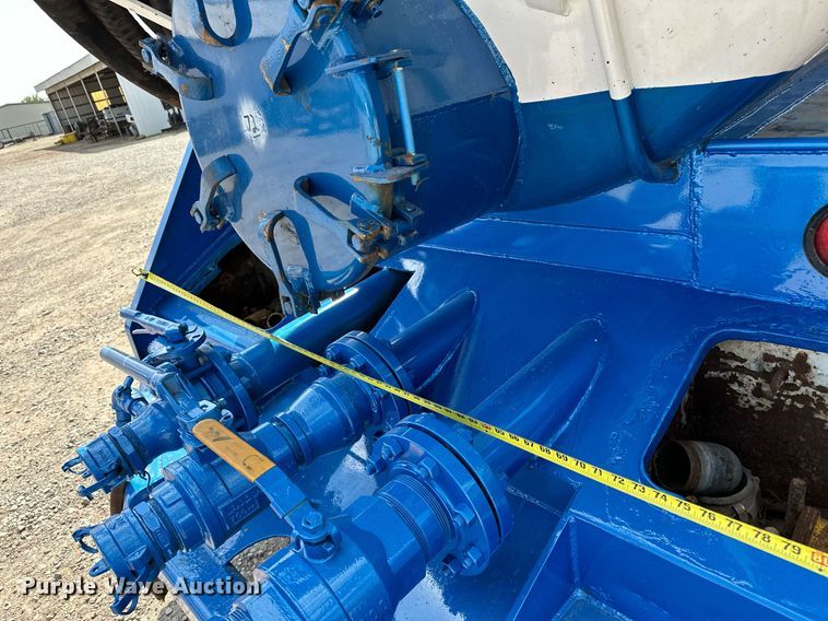 image for item NQ9364 1998 Peterbilt  379 vacuum/pump truck