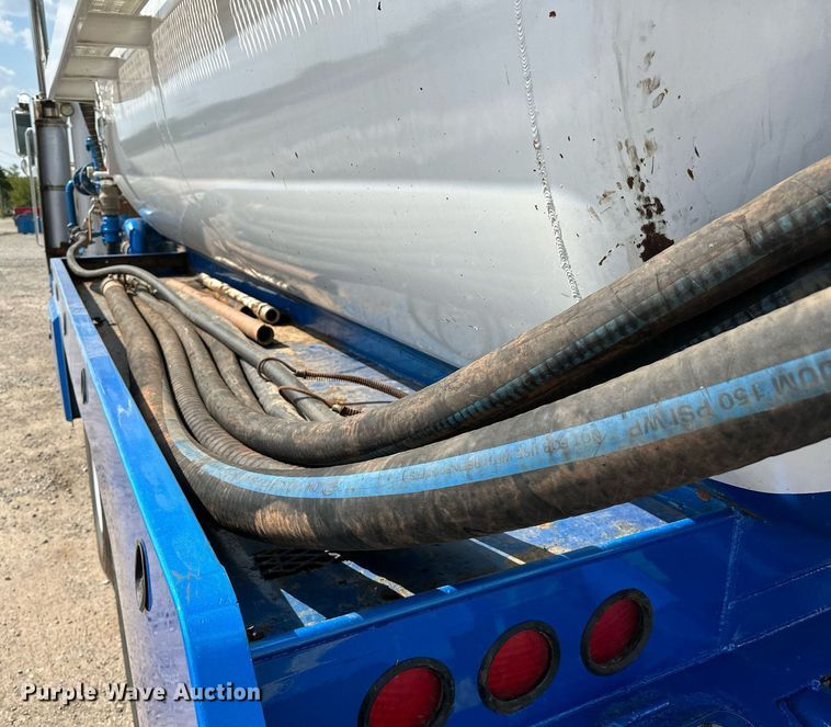 image for item NQ9364 1998 Peterbilt  379 vacuum/pump truck