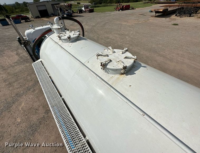 image for item NQ9364 1998 Peterbilt  379 vacuum/pump truck