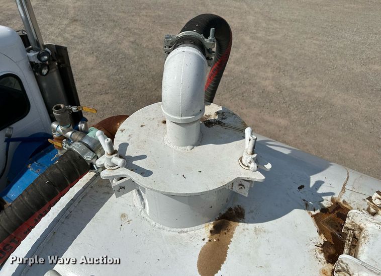 image for item NQ9364 1998 Peterbilt  379 vacuum/pump truck