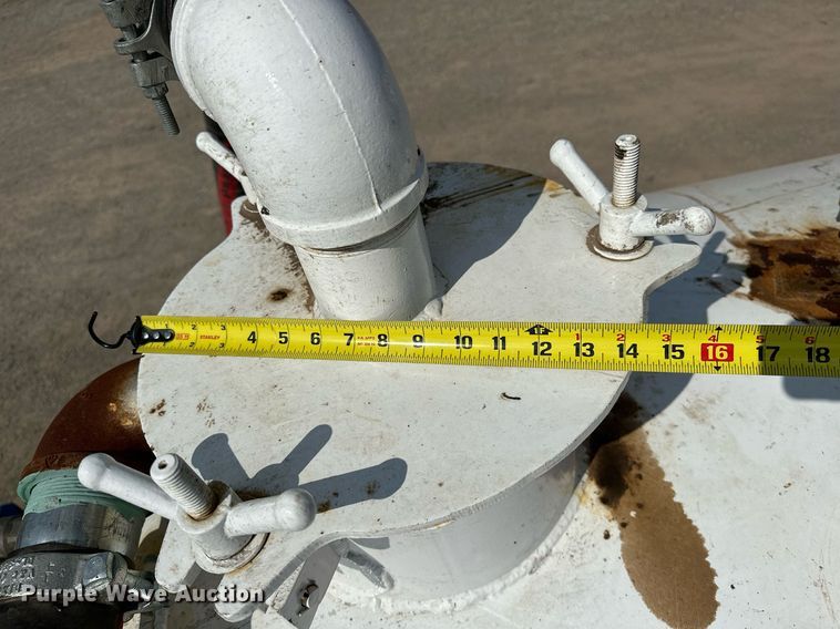 image for item NQ9364 1998 Peterbilt  379 vacuum/pump truck