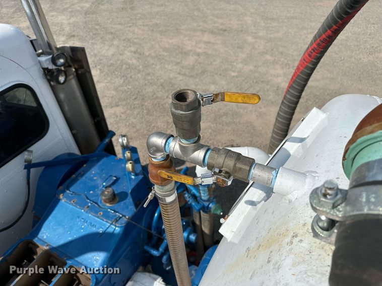 image for item NQ9364 1998 Peterbilt  379 vacuum/pump truck