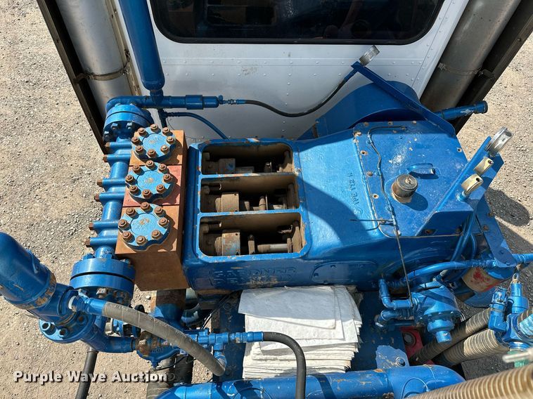 image for item NQ9364 1998 Peterbilt  379 vacuum/pump truck