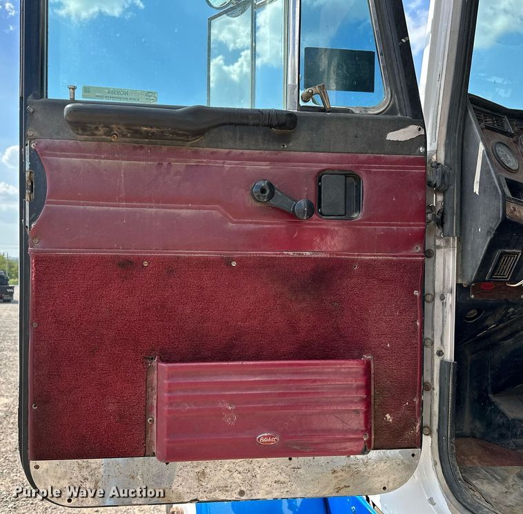 image for item NQ9364 1998 Peterbilt  379 vacuum/pump truck