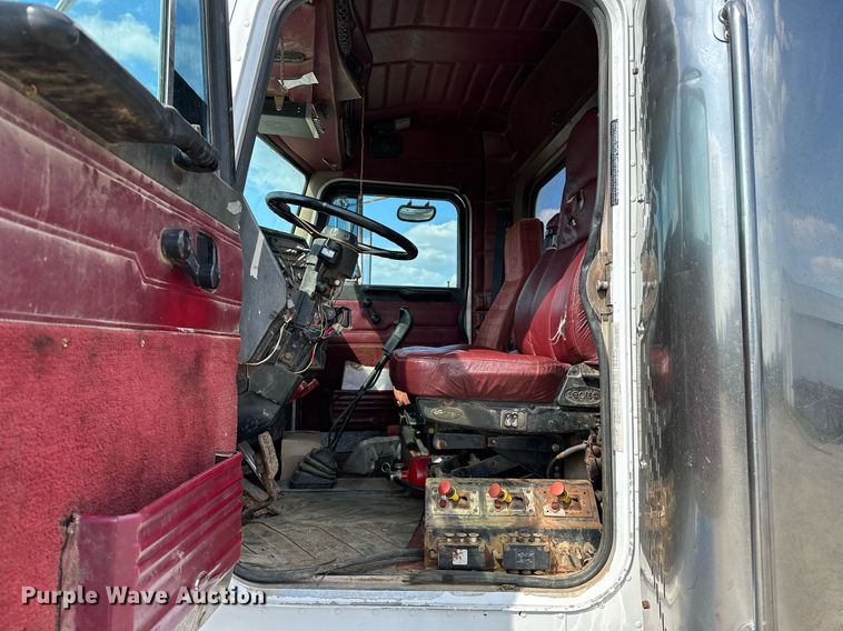 image for item NQ9364 1998 Peterbilt  379 vacuum/pump truck