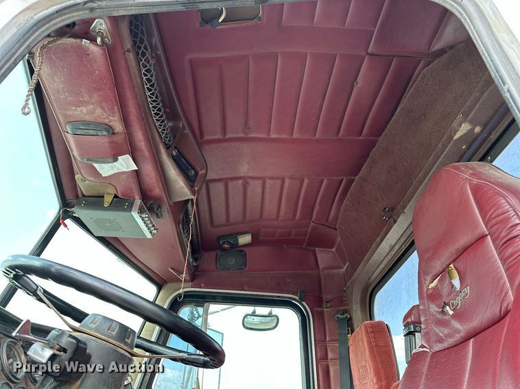image for item NQ9364 1998 Peterbilt  379 vacuum/pump truck
