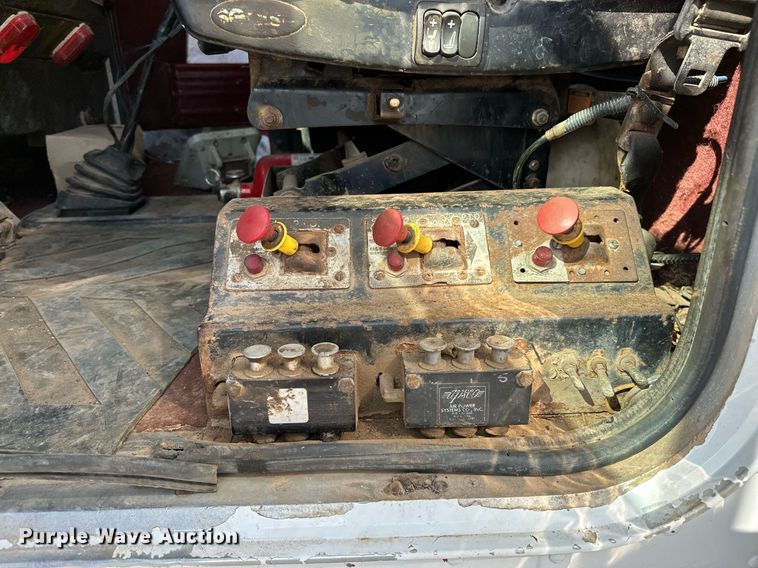 image for item NQ9364 1998 Peterbilt  379 vacuum/pump truck