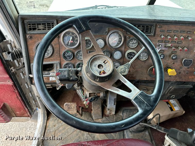 image for item NQ9364 1998 Peterbilt  379 vacuum/pump truck