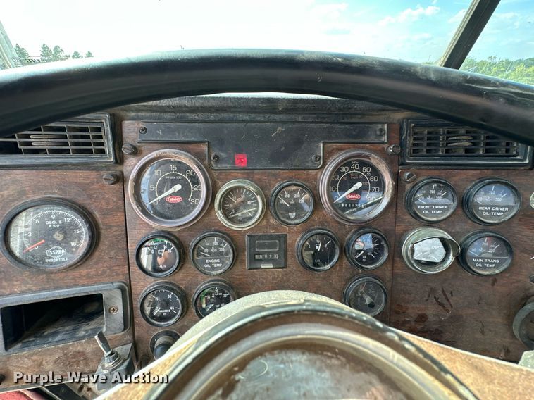 image for item NQ9364 1998 Peterbilt  379 vacuum/pump truck