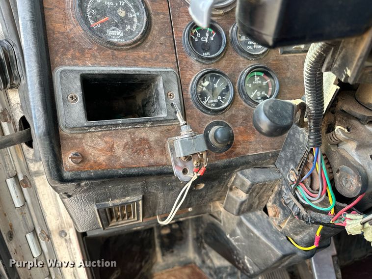 image for item NQ9364 1998 Peterbilt  379 vacuum/pump truck