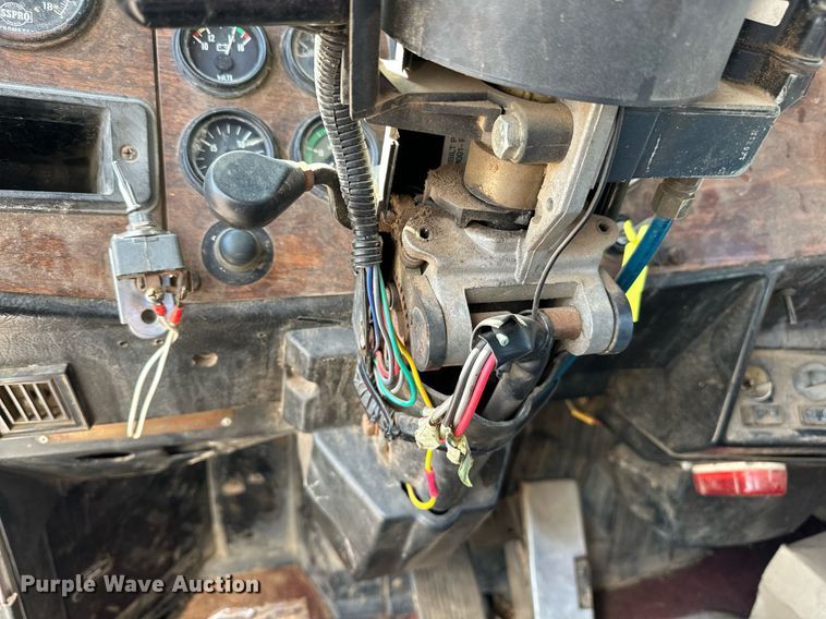 image for item NQ9364 1998 Peterbilt  379 vacuum/pump truck