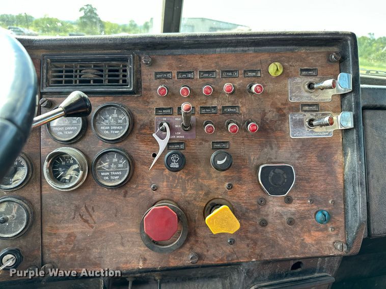 image for item NQ9364 1998 Peterbilt  379 vacuum/pump truck