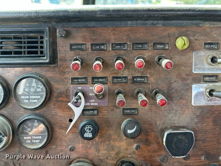 image for item NQ9364 1998 Peterbilt  379 vacuum/pump truck