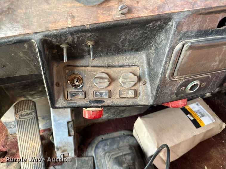image for item NQ9364 1998 Peterbilt  379 vacuum/pump truck