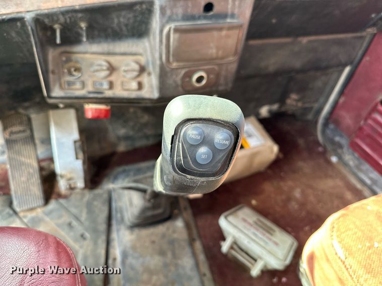 image for item NQ9364 1998 Peterbilt  379 vacuum/pump truck