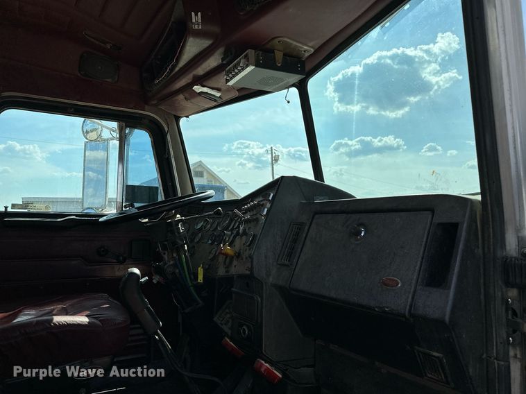image for item NQ9364 1998 Peterbilt  379 vacuum/pump truck