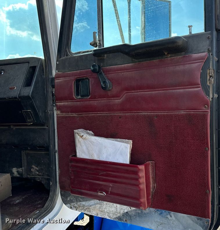 image for item NQ9364 1998 Peterbilt  379 vacuum/pump truck