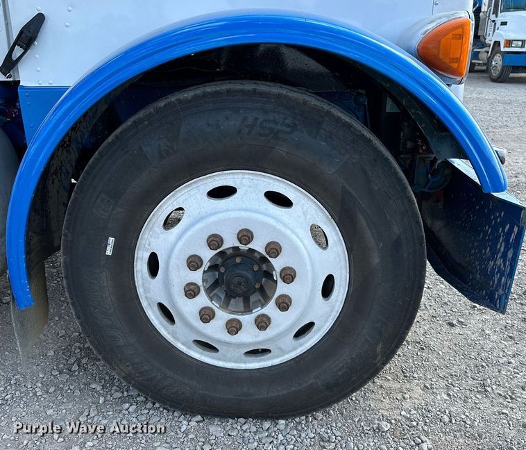 image for item NQ9364 1998 Peterbilt  379 vacuum/pump truck