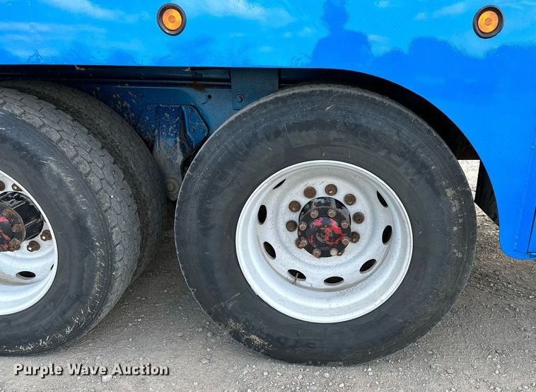 image for item NQ9364 1998 Peterbilt  379 vacuum/pump truck